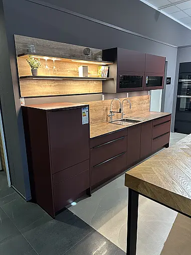 Hochwertige Küche mit Miele Geräten, Echtholz Theke und aufgesetzter Griffleiste