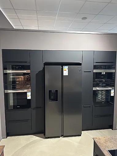 Hochwertige Küche mit Miele Geräten, Echtholz Theke und aufgesetzter Griffleiste
