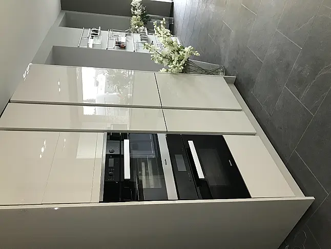 Musterküche S 2 -SLG sterlinggrau hochglänzend smartlack