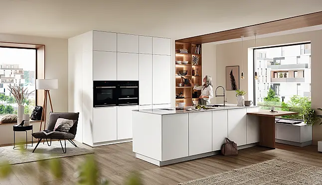 Inselküche in Articweiß ultramatt/Quarzstein Arbeitsplatte