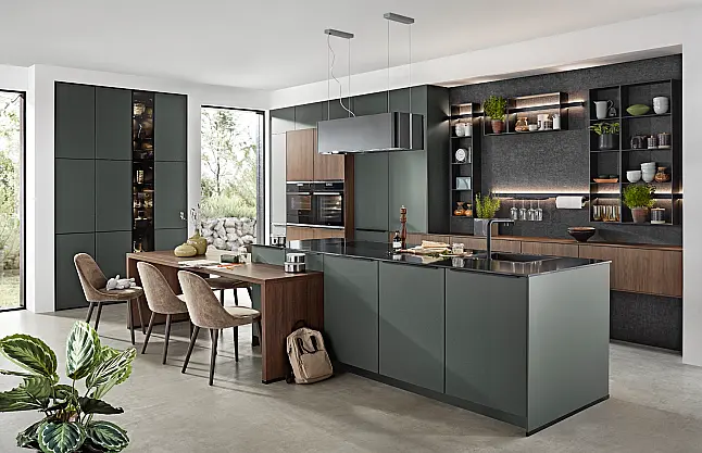 Moderne Inselküche in Mineralgrün ultramatt und Eiche Havanna NB Farbkombination