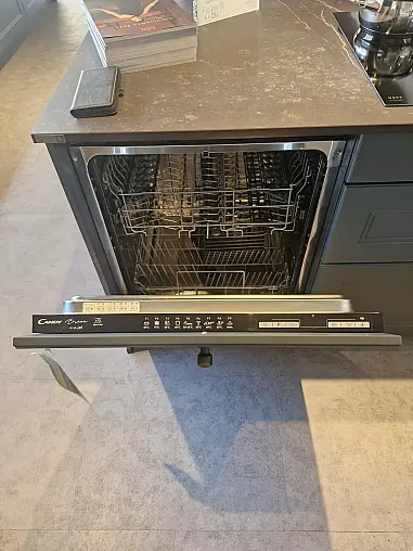 schöne Landhausküche in Echtlack Blackgreen