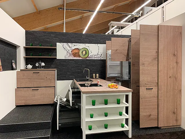 Inselküche mit dezentem Landhausstil und zusätzlich passender Kommode
