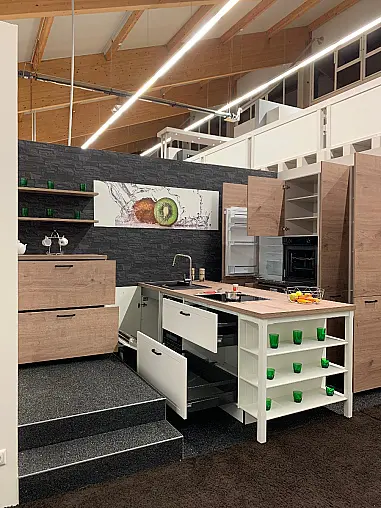 Inselküche mit dezentem Landhausstil und zusätzlich passender Kommode