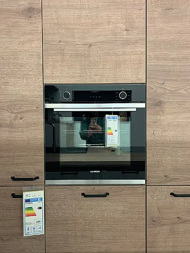 Inselküche mit dezentem Landhausstil und zusätzlich passender Kommode