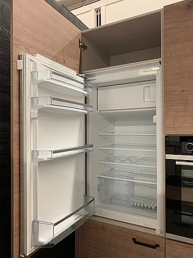 Inselküche mit dezentem Landhausstil und zusätzlich passender Kommode