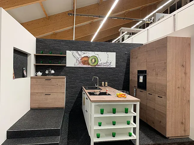 Inselküche mit dezentem Landhausstil und zusätzlich passender Kommode
