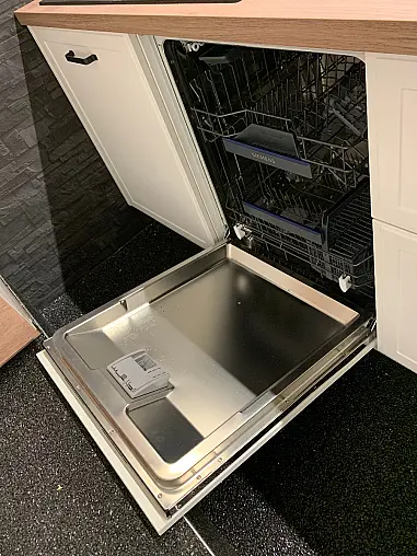 Inselküche mit dezentem Landhausstil und zusätzlich passender Kommode