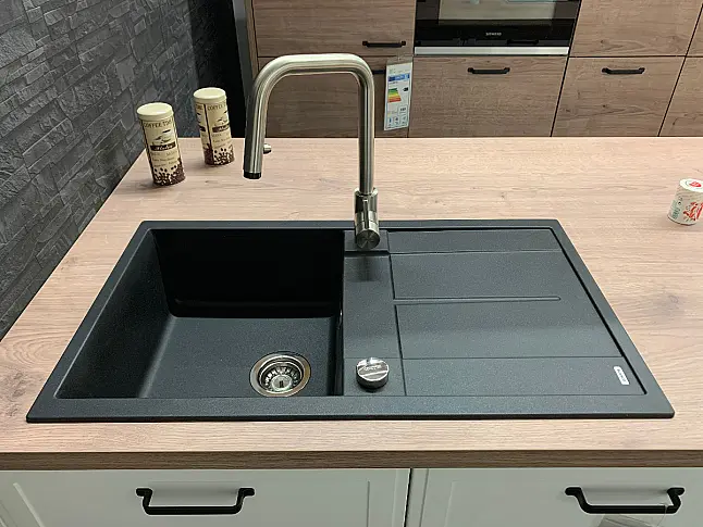 Inselküche mit dezentem Landhausstil und zusätzlich passender Kommode