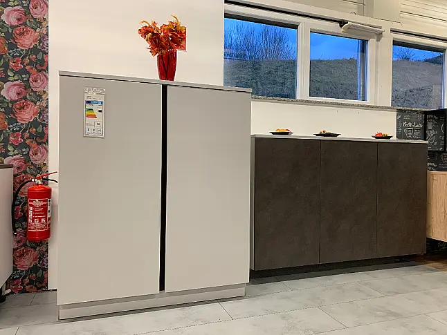 L-Küche mit hohen Hängeschränken für extra viel Stauraum
