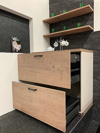 Inselküche mit dezentem Landhausstil und zusätzlich passender Kommode