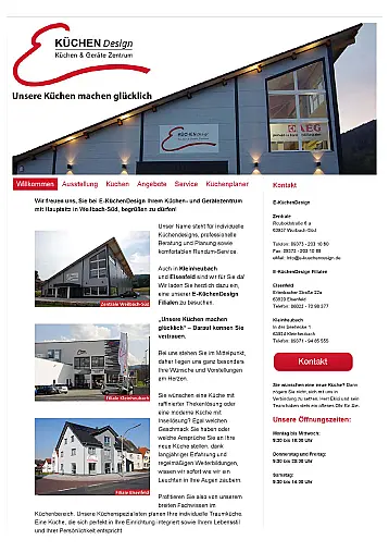 Inselküche mit dezentem Landhausstil und zusätzlich passender Kommode