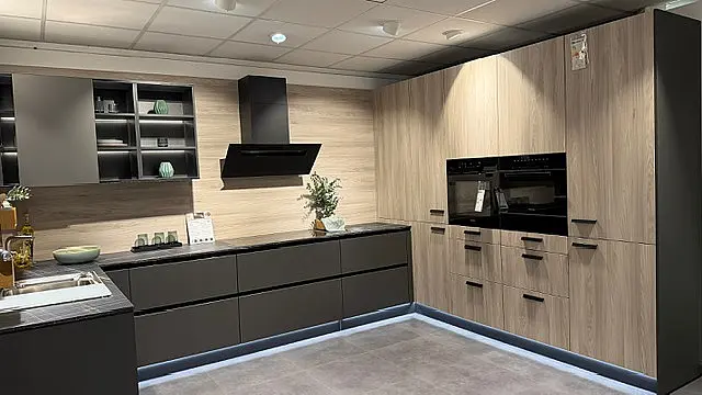Großzügige U-Küche in eleganter Farbkombination