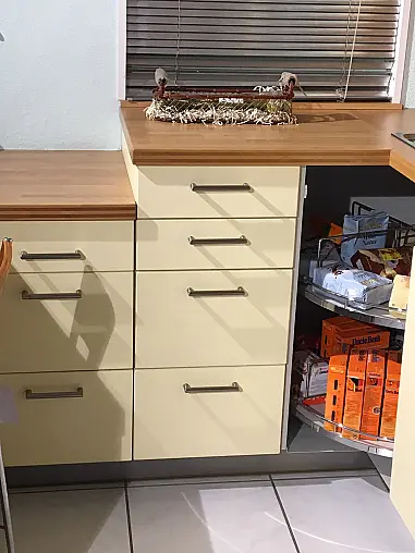 Designer-Küche mit Granitplatte und viel Stauraum