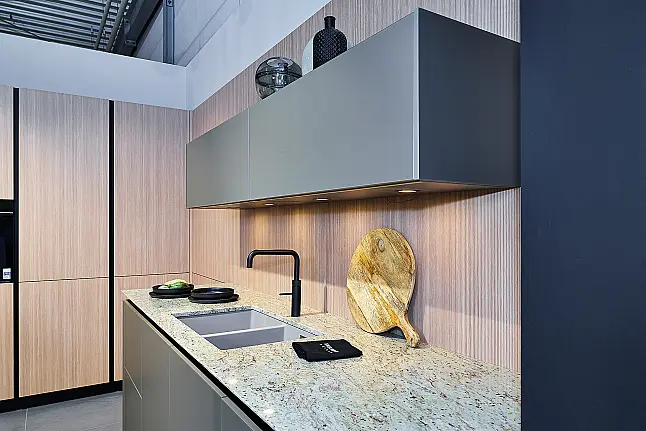 Koje 28 KL: Eckküche in Eiche und Taupe mit Naturstein Arbeitsplatte
