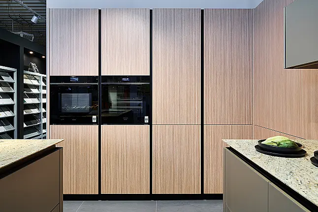 Koje 28 KL: Eckküche in Eiche und Taupe mit Naturstein Arbeitsplatte