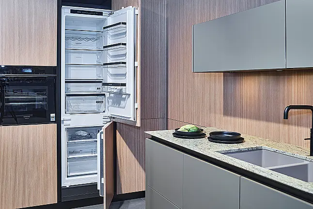 Koje 28 KL: Eckküche in Eiche und Taupe mit Naturstein Arbeitsplatte