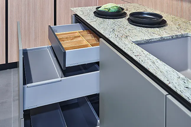 Koje 28 KL: Eckküche in Eiche und Taupe mit Naturstein Arbeitsplatte