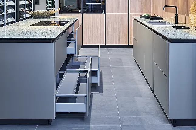 Koje 28 KL: Eckküche in Eiche und Taupe mit Naturstein Arbeitsplatte