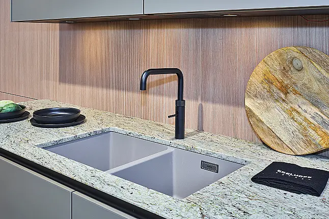 Koje 28 KL: Eckküche in Eiche und Taupe mit Naturstein Arbeitsplatte