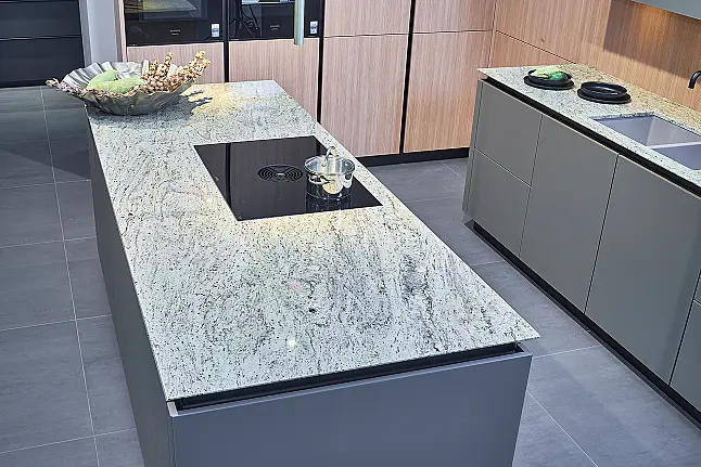 Koje 28 KL: Eckküche in Eiche und Taupe mit Naturstein Arbeitsplatte