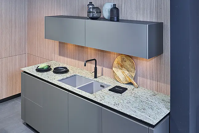 Koje 28 KL: Eckküche in Eiche und Taupe mit Naturstein Arbeitsplatte