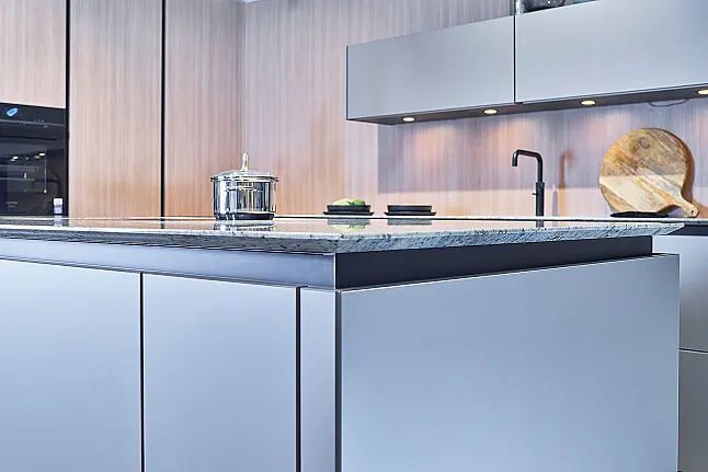 Koje 28 KL: Eckküche in Eiche und Taupe mit Naturstein Arbeitsplatte