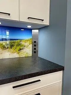 Moderne Küche mit matter Echtlack Rahmenfront und furnierter Eichenfront in Carbon MK09