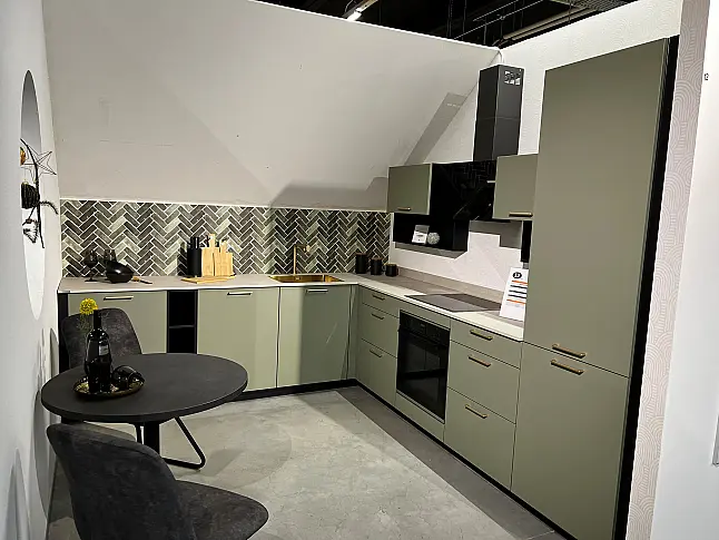L-Zeile mit Lackfront Farbe Olive und Keramik-Arbeitsplatte