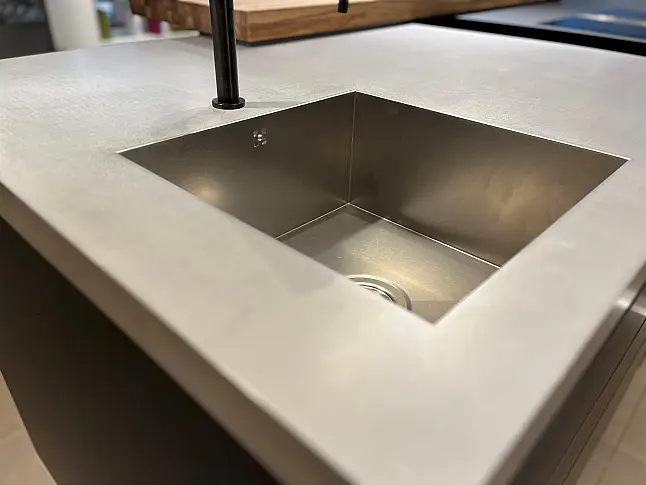 Ausstellungs Küche Eggersmann Fenix in Kombination Aluminium bronze eloxiert Turnschränke Spiegelglas