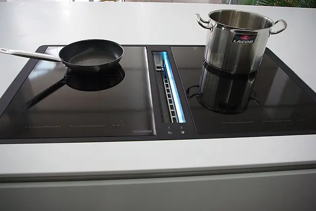 Luxusküche mit elektrischen Schiebetüren und Kochinsel