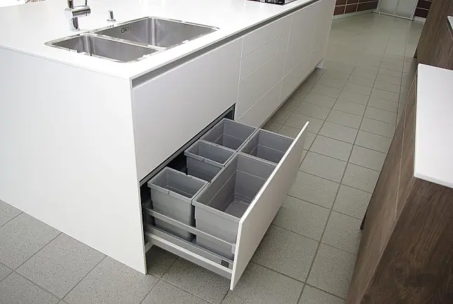 Luxusküche mit elektrischen Schiebetüren und Kochinsel