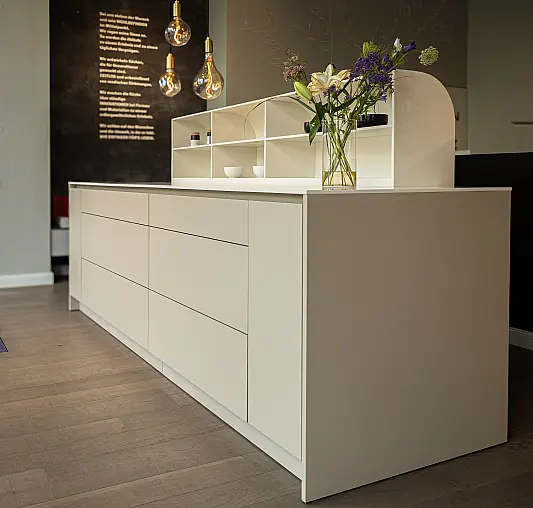 Eggersmann Kücheninsel mit Corian Raumteiler