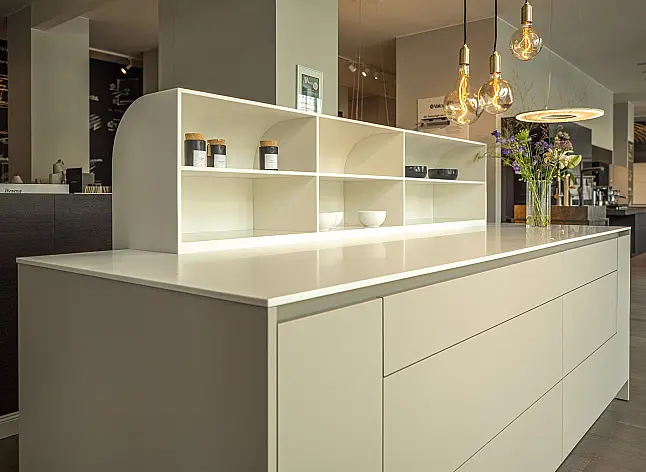 Eggersmann Kücheninsel mit Corian Raumteiler