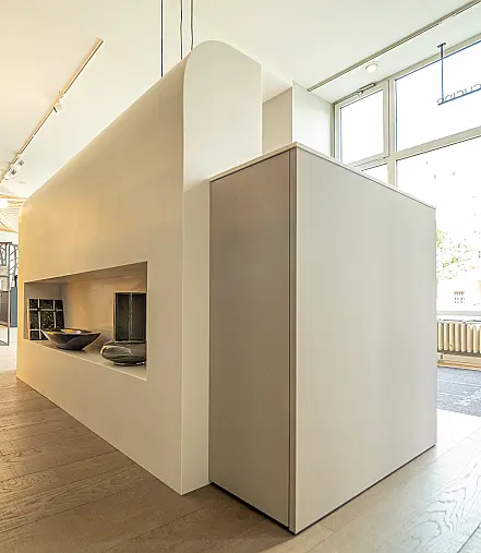 Eggersmann Kücheninsel mit Corian Raumteiler