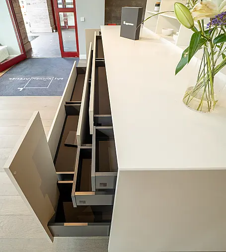 Eggersmann Kücheninsel mit Corian Raumteiler