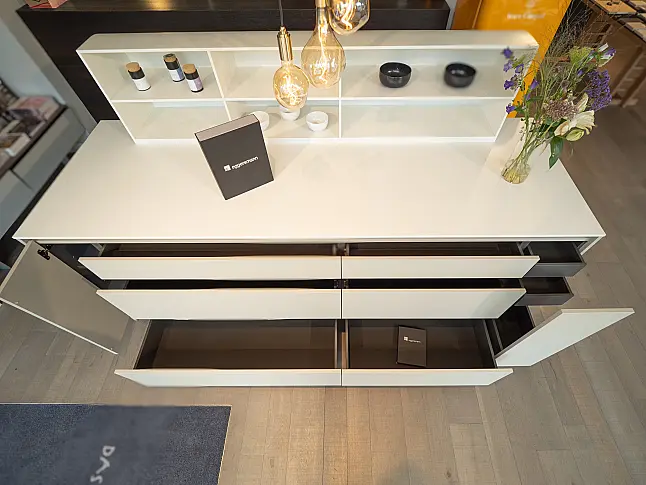 Eggersmann Kücheninsel mit Corian Raumteiler
