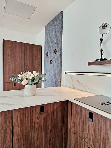 Weiß mit eleganter Holzoptik begeistert