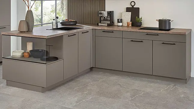 moderne zweiteilige Einbauküche mit Geräten