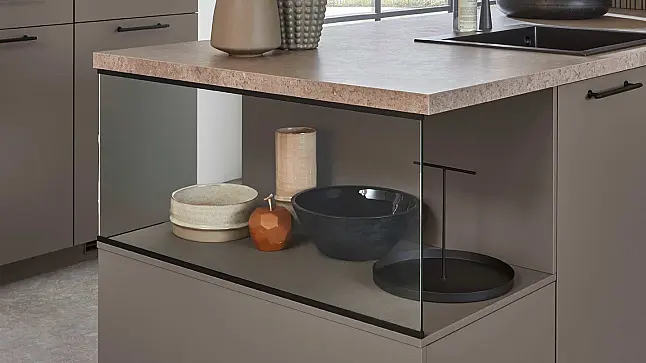 moderne zweiteilige Einbauküche mit Geräten