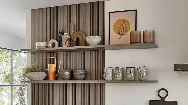 moderne zweiteilige Einbauküche mit Geräten