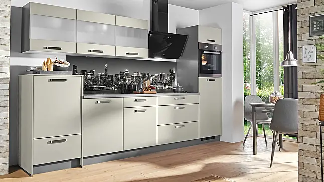 moderne Einbauküche mit viel Stauraum und Geräten