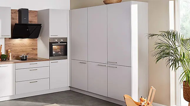 moderne Küche mit Theke und hochgebautem Backofen