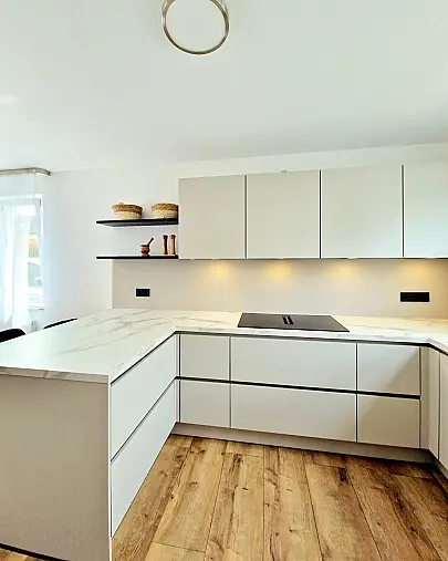 Sand Fronten mit Marmor Venato Bianco Arbeitsplatte