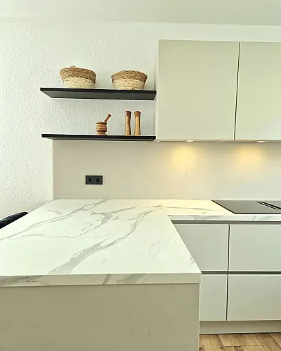 Sand Fronten mit Marmor Venato Bianco Arbeitsplatte