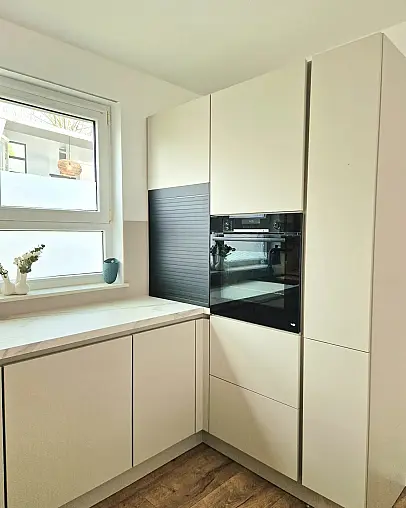Sand Fronten mit Marmor Venato Bianco Arbeitsplatte