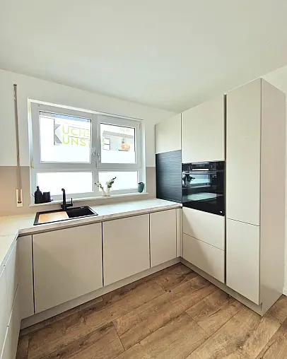 Sand Fronten mit Marmor Venato Bianco Arbeitsplatte