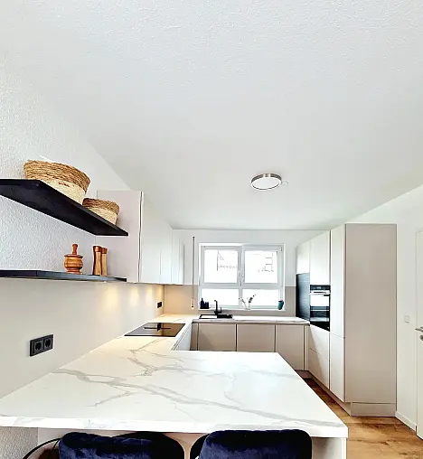 Sand Fronten mit Marmor Venato Bianco Arbeitsplatte