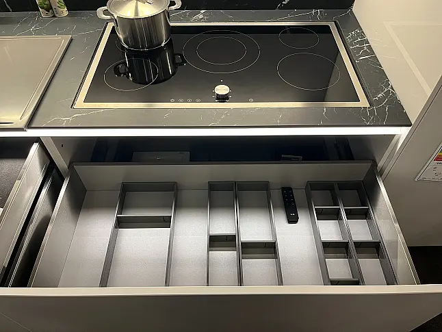 Ballerina Designküche Smart Glas Achatweiß mit schwarzer Keramik