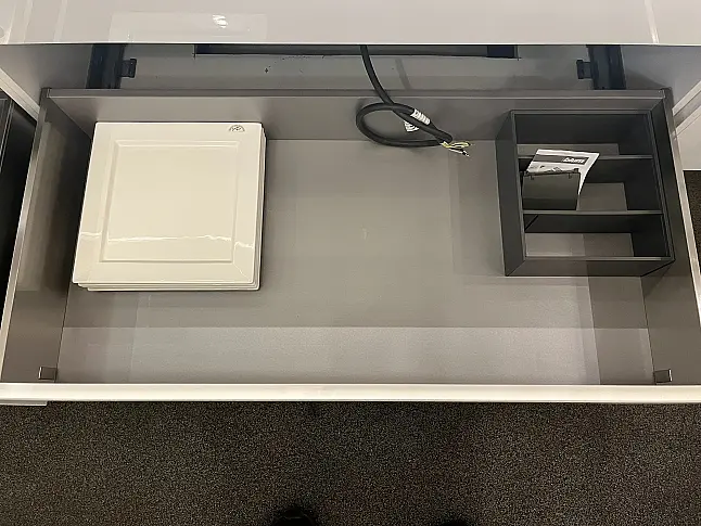 Ballerina Designküche Smart Glas Achatweiß mit schwarzer Keramik